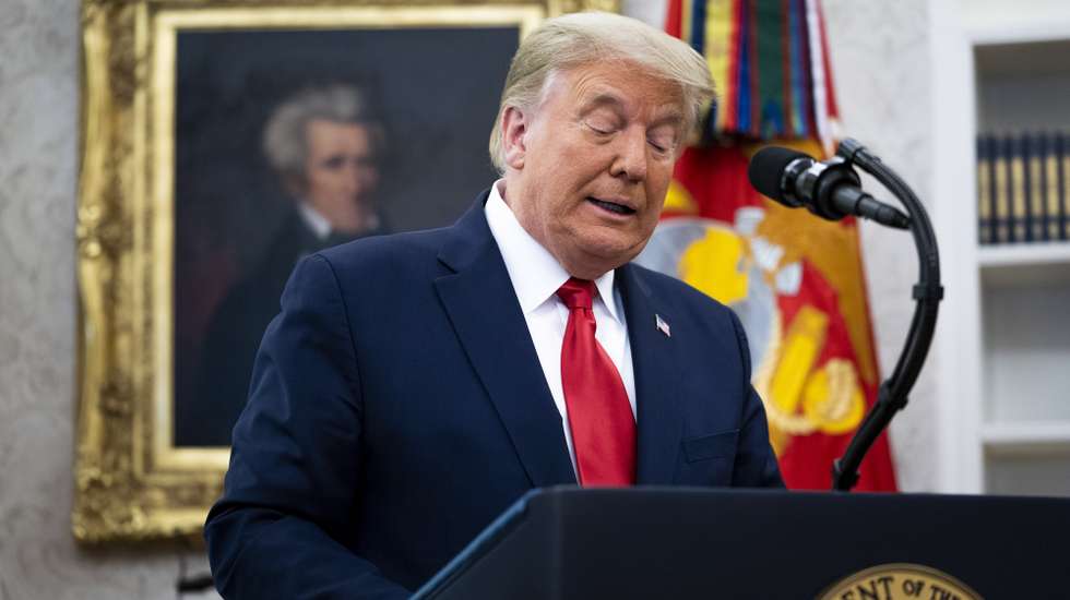 epa08860099 US President Donald J. Trump makes remarks about the election after presenting the Medal of Freedom to Lou Holtz, in the Oval Office at the White House, in Washington, DC, USA, 03 December 2020.  EPA/Doug Mills / POOL
