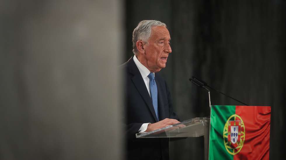 epa08963350 Presidential candidate, Marcelo Rebelo de Sousa, delivers his victory speech for being re-elected as Portugal's President after winning the 2021 presidential elections, in Lisbon, Portugal, 24 January 2021. Marcelo Rebelo de Sousa won Portugal's presidential election with a majority of the vote in the first round, according to the election commission.  EPA/MARIO CRUZ