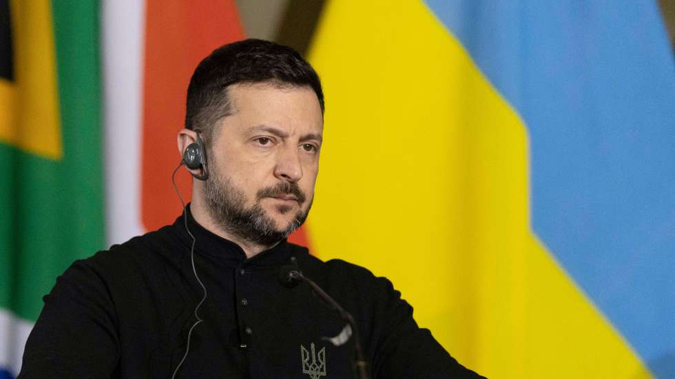 epaselect epa12051137 Ukraine's President Volodymyr Zelensky addresses the media during a press briefing at the Union Buildings in Pretoria, South Africa, 24 April 2025. President Zelensky is in the country for a day and will discuss with President Ramaphosa, among other things, the attempt to find a peaceful end to the ongoing armed conflict between Ukraine and Russia.  EPA/KIM LUDBROOK