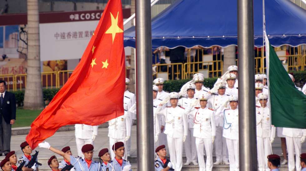 MAC02:031001:Macau,China:Cerimonia do icar da bandeira na Praca Flor de Lotus por ocasiao das comemoracoes em Macau dos 54 anos da Republica Popular da China          Foto/Sang/LUSA