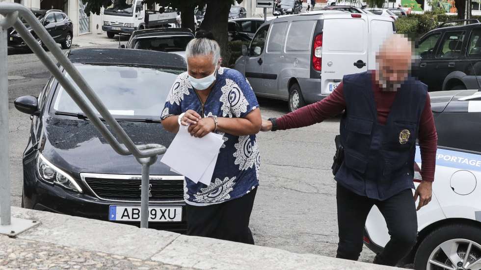 Uma das duas mulheres detidas por suspeita de envolvimento na morte de uma menina de três anos, Jéssica, à entrada nas instalações da Policia Judiciária, em Setúbal, 24 de junho de 2022. A Polícia Judiciária deteve três pessoas suspeitas dos crimes de rapto, sequestro e homicídio da menina que morreu segunda-feira em Setúbal, alegadamente devido a uma dívida de centenas de euros da mãe da criança. TIAGO PETINGA/LUSA