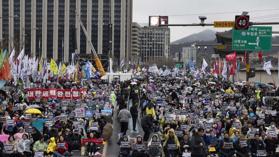 epa12010940 People gather to celebrate during a rally in Seoul, South Korea, 05 April 2025. Korea's Constitutional Court upheld, on 04 April, President Yoon Suk Yeol's impeachment and removed him from office over his brief imposition of martial law in December 2024.  EPA/JEON HEON-KYUN