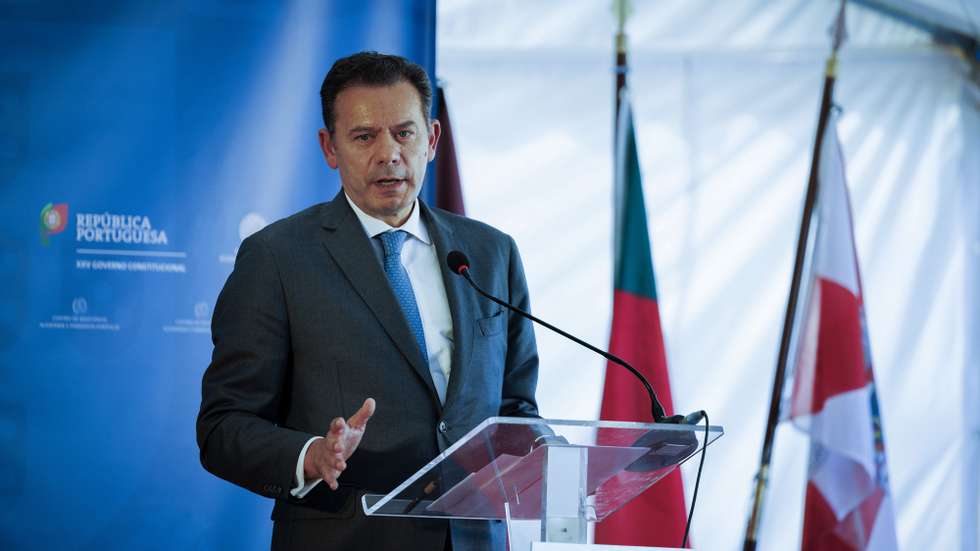 O primeiro-ministro, Luís Montenegro, intervém durante a inauguração do Centro de Relevância Alzheimer e Parkinson Portugal, na aldeia de Sanfins, em Valpaços, 31 de julho de 2025. Este projeto, desenvolvido pela Associação de Solidariedade Social São Pedro, reflete um compromisso com a inclusão e o cuidado integral, oferecendo um modelo de intervenção que combina inovação, ciência e humanismo. PEDRO SARMENTO COSTA/LUSA