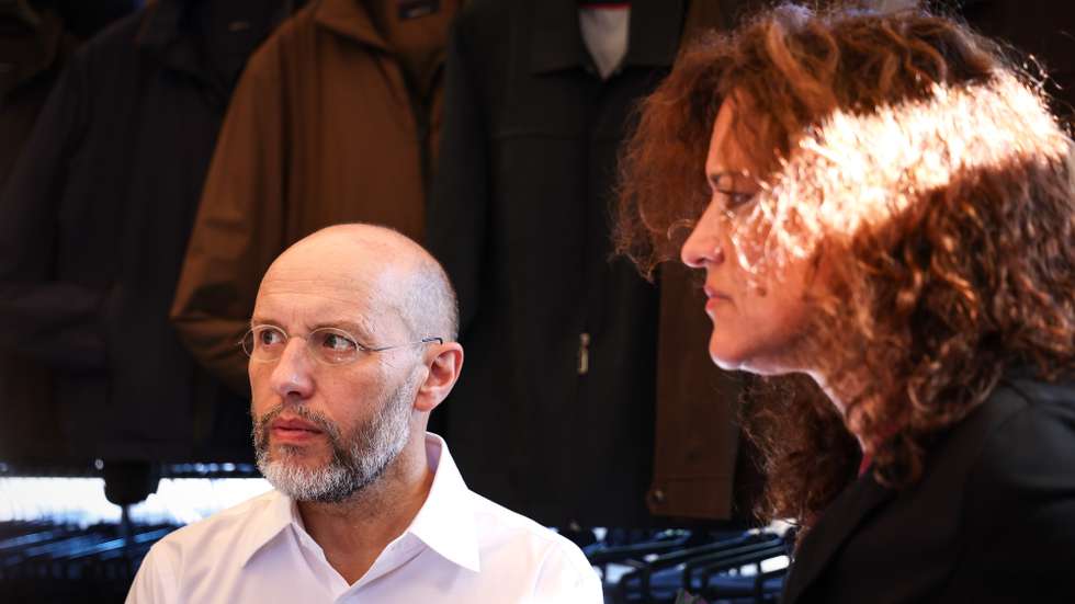 Rui Tavares (E), co-porta-voz do Livre, acompanhado pela representante do Bloco de Esquerda (BE) Marisa Matias (D), durante uma visita ao Mercado de Loures numa ação de campanha no âmbito das eleições autárquicas, em Lisboa, 04 de outubro de 2025. RODRIGO ANTUNES/LUSA