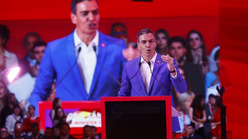 epa12898620 Spanish Prime Minister and President of the Socialist International Pedro Sanchez delivers a speech during the Global Progressive Mobilisation in Barcelona, Spain, 18 April 2026. The international summit involves over 3,000 participants from more than 100 political parties across five continents.  EPA/Quique Garcia