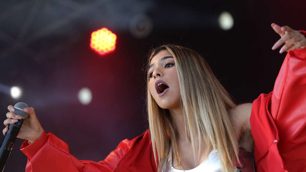 epa06905184 The Portuguese singer Barbara Bandeira, performs at the third and last day of the Mares Vivas Festival 2018, in Vila Nova de Gaia, Portugal, 22 July 2018. The festival, offering concerts and other cultural performances, runs from 20 to 22 July 2018.  EPA/MANUEL FERNANDO ARAUJO