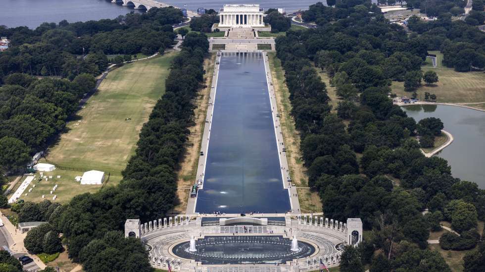 epaselect epa13057045 The newly renovated Lincoln Memorial Reflecting Pool, which is blooming with algae, in Washington, DC, USA, 22 June 2026. US President Trump said the pool will likely need to be drained for a second round of repairs. He alleged, without giving evidence, that vandals caused the problems following 14.2 million US dollars in repairs.  EPA/JIM LO SCALZO