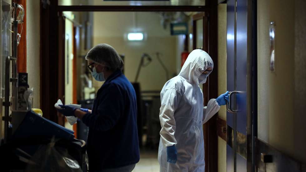 Serviço de cuidados intermédios de doentes com Covid-19 no Centro Hospitalar de Vila Nova de Gaia/Espinho, 20 janeiro 2021. No hospital de Gaia, são 101 os doentes internados em enfermarias e 15 os que estão nos cuidados intensivos, maioritariamente com 60, 70 e 80 anos.  (ACOMPANHA TEXTO DO DIA 21 JANEIRO 2021) ESTELA SILVA / LUSA