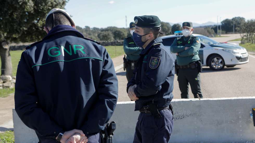 A GNR está a vigiar diariamente as doze fronteiras secundárias existentes no distrito da Guarda, ao longo de 100 quilómetros, que permanecem fechadas no âmbito das medidas do Governo para combate à pandemia da covid-19, Batocas, Sabugal, 23 de fevereiro de 2021. No distrito da Guarda, nos concelhos de Figueira de Castelo Rodrigo, Almeida e Sabugal, existem doze fronteiras, que estão temporariamente encerradas, mas que são vigiadas diariamente pela GNR e pela Guardia Civil de Espanha, como constatou a agência Lusa durante o acompanhamento de uma ação. (ACOMPANHA TEXTO DE 24 DE FEVEREIRO DE 2021). MIGUEL PEREIRA DA SILVA/LUSA