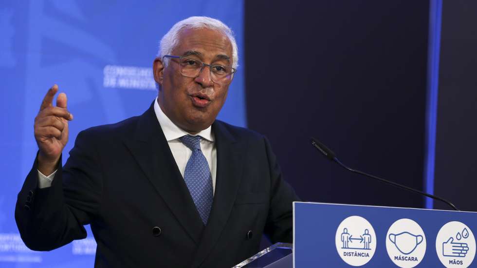 O primeiro-ministro, António Costa, fala aos jornalistas após a reunião do Conselho de Ministros no Centro Cultural de Belém, Lisboa, 15 de abril de 2021. Segundo António Costa, após a análise da evolução da taxa de incidência e do ritmo de transmissão do vírus da covid-19, o Governo considerou hoje que era possível “evoluir para a próxima etapa do processo de desconfinamento”, ou seja, a terceira fase do plano que arranca na próxima segunda-feira. MANUEL DE ALMEIDA/LUSA