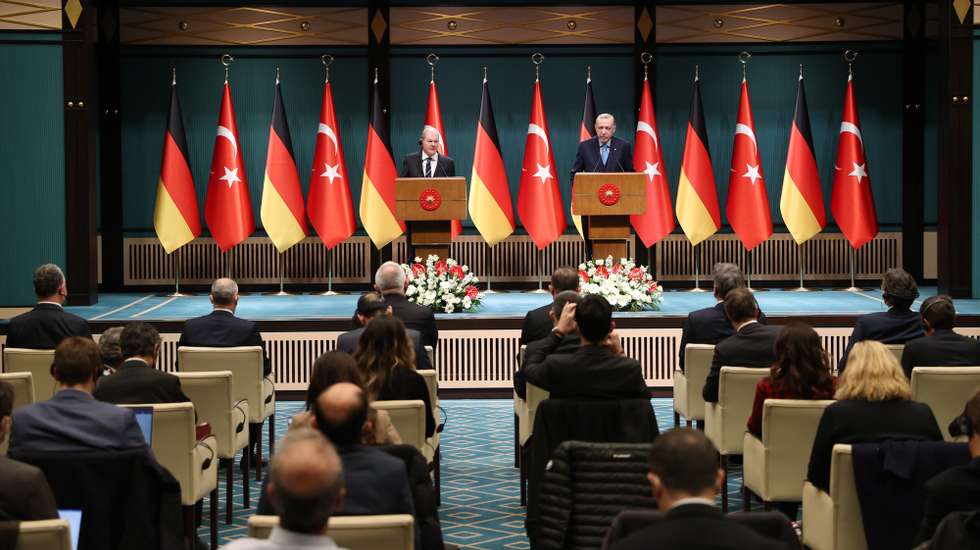 epa09824625 A handout photo made available by the Turkish President Press Office shows Turkish President Recep Tayyip Erdogan (R) and German Chancellor Olaf Scholz (L) attend a press conference after their meeting at the Presidential Palace in Ankara, Turkey, 14 March 2022.  EPA/TURKISH PRESIDENT PRESS OFFICE HANDOUT  HANDOUT EDITORIAL USE ONLY/NO SALES