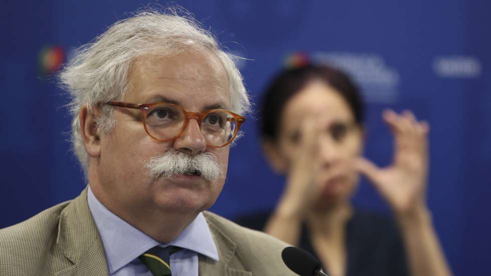 O subdiretor-geral da DGS, Rui Portugal, durante a conferência de imprensa para atualização de informação relativa à infeção pelo novo coronavírus (covid-19), no Ministério da Saúde, em Lisboa, Portugal regista hoje mais três mortes e 157 novos casos de infeção por covid-19 em relação a domingo, segundo o boletim diário da Direção-Geral da Saúde (DGS).  MANUEL DE ALMEIDA/ POOL/ LUSA