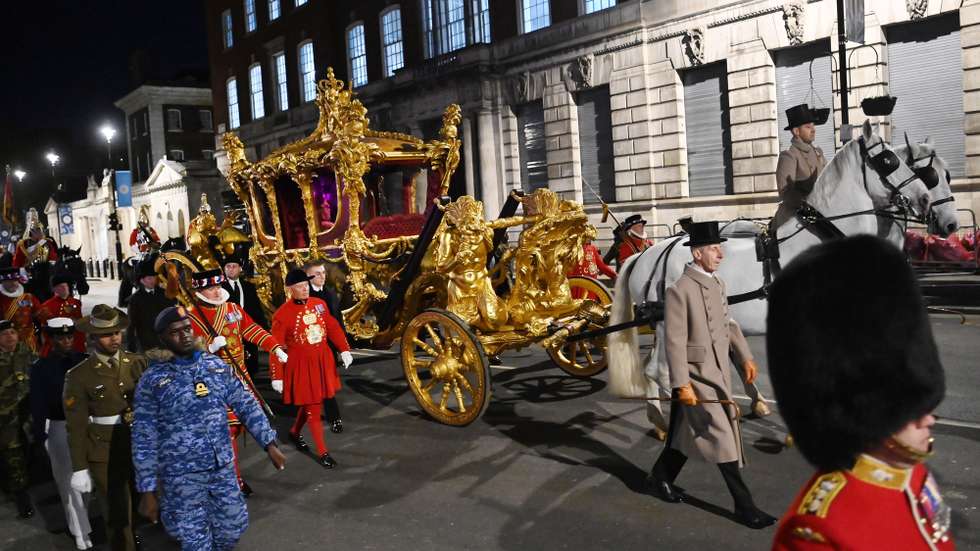 epaselect epa10605591 The Coronation procession makes its way towards Admiralty Arch during the rehearsal for King Charles III coronation in London, Britain, 03 May 2023. London is preparing for King Charles's coronation at Westminster Abbey in London 06 May.  EPA/ANDY RAIN