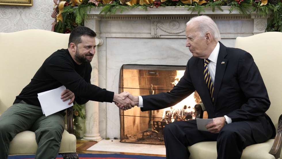 epa11025152 US President Joe Biden (R) and Ukrainian President President Volodymyr Zelensky (L) shake hands during their bilateral meeting in the Oval Office of the White House in Washington, DC, USA, 12 December 2023.  EPA/Yuri Gripas/ABACA / POOL