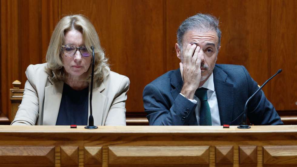 A ministra do Trabalho, Solidariedade e Segurança Social, Maria do Rosário Palma Ramalho (E), ladeada pelo ministro dos Assuntos Parlamentares, Pedro Duarte (D), durante o debate de atualidade, requerido pelo Bloco de Esquerda (BE), sobre "Muito km para pouco dinheiro: direitos para motoristas e estafetas das plataformas", na Assembleia da República, em Lisboa, 18 de abril de 2024. ANTÓNIO PEDRO SANTOS/LUSA