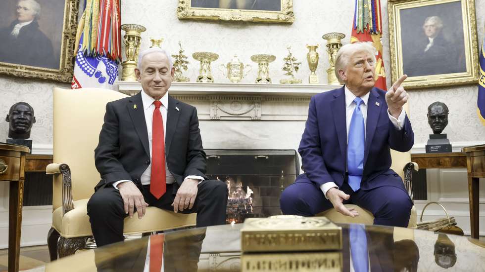 epa11875574 Israeli Prime Minister Benjamin Netanyahu (L) and US President Donald J. Trump (R) talk with reporters in the Oval Office of the White House in Washington, DC, USA, 04 February 2025. President Trump, who is hosting his first in-person meeting with another world leader since returning to the White House, and Prime Minister Netanyahu are set to discuss the Israeli cease-fire with Hamas, Iran's nuclear program and future arms shipments, among other bilateral issues.  EPA/SHAWN THEW / POOL