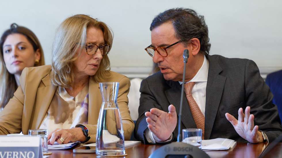 A ministra do Trabalho, Solidariedade e Segurança Social, Maria do Rosário Palma Ramalho (E), conversa com o ministro Adjunto e da Coesão Territorial, Manuel Castro Almeida (D), no início da reunião plenária da Comissão Permanente de Concertação Social, com o foco na monitorização da execução do Acordo Tripartido de Valorização Salarial e Crescimento Económico 2025-2028, no Conselho Económico e Social, em Lisboa, 24 de julho de 2025. ANTÓNIO PEDRO SANTOS/LUSA