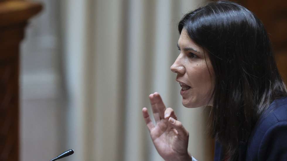 A coordenadora e deputada do Bloco de Esquerda (BE), Mariana Mortágua, intervém no debate de urgência, requerido pelo Chega, sobre "o descontrolo na atribuição de nacionalidade e na necessidade de limitar o reagrupamento familiar", na Assembleia da República, em Lisboa, 25 de junho de 2025. MANUEL DE ALMEIDA/LUSA