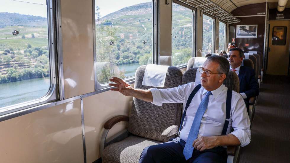 O Presidente da República, António José Seguro, viaja de comboio na linha do Douro entre as estações do Pinhão e o Pocinho, Vila Real, 10 de agosto de 2026. ESTELA SILVA/LUSA