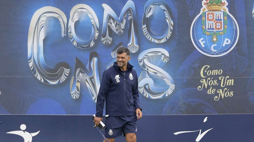 epa09467166 FC Porto's head coach Sergio Conceicao during a training session in Vila Nova de Gaia, Portugal, 14 September 2021. FC Porto will face Atletico Madrid in their UEFA Champions L​eague group stage soccer match in Madrid, Spain on 15 September 2021.  EPA/FERNANDO VELUDO