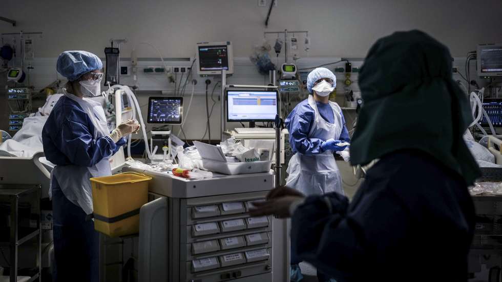 CONJUNTO DE 30 FOTOGRAFIAS: 22-30: Enfermeiros conversam em um dos quartos da Unidade de cuidados intensivos dos doentes com Covid-19, no Hospital de Santa Maria, em Lisboa, 6 de abril de 2020. A vida corre contra o tempo nos cuidados intensivos do Hospital Santa Maria, onde estão os doentes mais graves com covid-19, que exigem um acompanhamento constante dos profissionais de saúde, que apesar da adversidade, conseguem manter a serenidade e o espírito de equipa. (ACOMPANHA TEXTO DO DIA 9 DE ABRIL DE 2020) MÁRIO CRUZ/LUSA