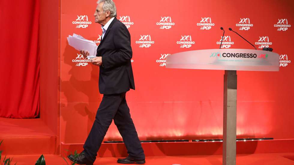 O secretário-geral do Partido Comunista Português (PCP), Jerónimo de Sousa, no final da sua intervenção durante o primeiro dia do XXI Congresso do partido no Pavilhão Paz e Amizade, em Loures, 27 de novembro de 2020. O XXI congresso nacional do partido realiza-se sob o lema "Organizar, Lutar, Avançar - Democracia e Socialismo", com metade dos delegados (600) e segundo medidas sanitárias especiais devido à pandemia de covid-19. ANTÓNIO PEDRO SANTOS/LUSA