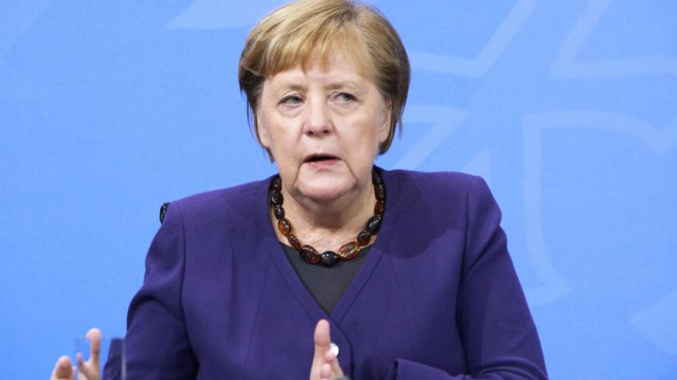 epa08857906 German Chancellor Angela Merkel attends a press conference after German Chancellor Merkel's video conference with German State Premiers about Coronavirus measures, in Berlin, Germany, 02 December 2020.  EPA/CHRISTIAN MARQUARDT / POOL