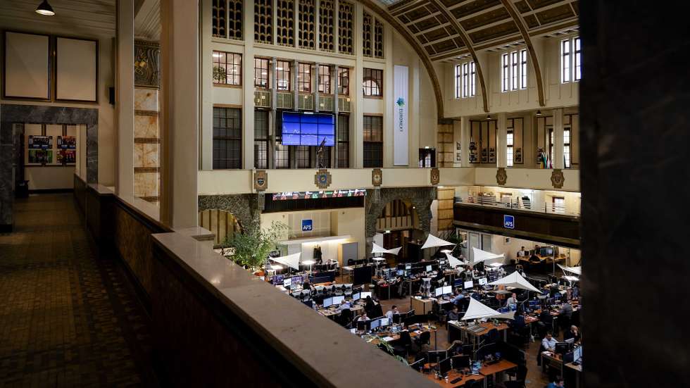 epa08281297 Interior view of the Euronext, Amsterdam's stock exchange, in Amsterdam, The Netherlands, 09 March 2020. A mass selling of stocks triggered by the ongoing epidemic of the COVID-19 disease caused by the SARS-CoV-2 coronavirus and a sharp drop in oil prices has resulted in stock markets across the world crashing. The Euronext saw at least a 6.59-percent drop one hour before the closing bell.  EPA/ROBIN VAN LONKHUIJSEN