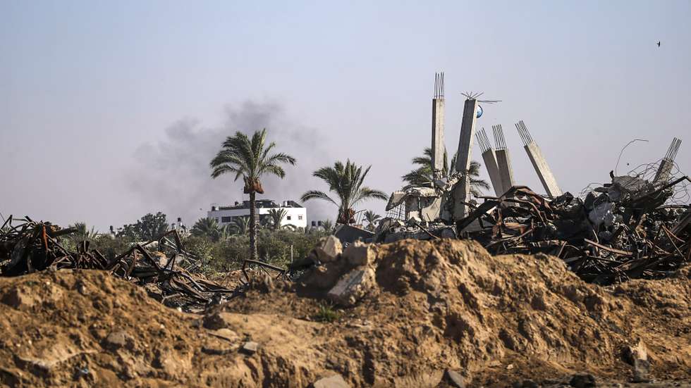 epaselect epa11564908 Smoke rises during an Israeli military operation in Deir Al Balah, central Gaza Strip, 25 August 2024. More than 40,000 Palestinians and over 1,400 Israelis have been killed, according to the Palestinian Health Ministry and the Israel Defense Forces (IDF), since Hamas militants launched an attack against Israel from the Gaza Strip on 07 October 2023, and the Israeli operations in Gaza and the West Bank which followed it.  EPA/MOHAMMED SABER
