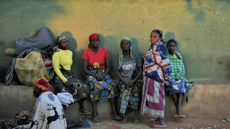 Deslocados acomodados na Escola Básica de Miconi Sede, no distrito de Chiúre, após ataques em algumas aldeias da região, Cabo Delgado, Moçambique, 28 de julho de 2025. Na escola de Miconi, província moçambicana de Cabo Delgado, as brincadeiras das crianças ouvem-se, mas ninguém vai às aulas, entre as centenas de deslocados após novos ataques terroristas, enquanto Pedro procura pela família do rapaz que trouxe pela mão. (ACOMPANHA TEXTO DE 29 DE JULHO DE 2025). LUÍSA NHANTUMBO/LUSA