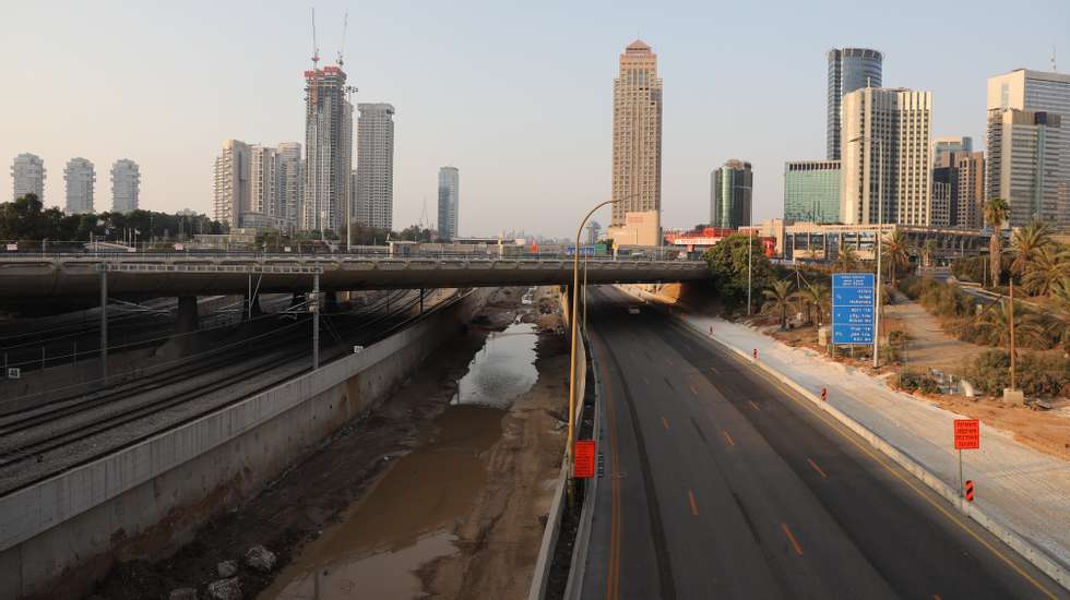 epa08679185 A view of the empty Ayalon Highway during lockdown in Tel Aviv, Israel, 18 September 2020. Israeli police begin to enforce a full three weeks lockdown during the Jewish holidays aimed to prevent the spread of COVID-19.  EPA/ABIR SULTAN