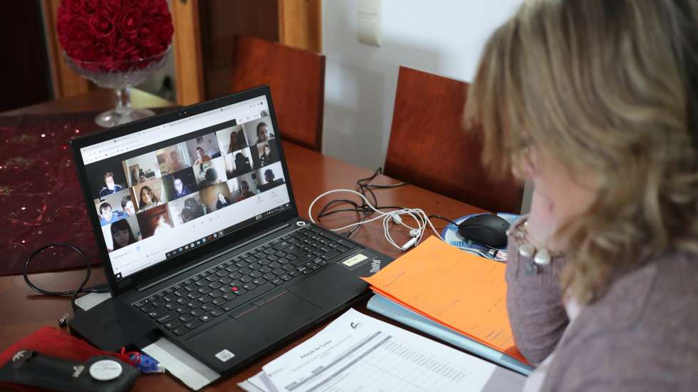 A professora Rita Pinheiro, de 49 anos, dá uma aula de ciências da natureza aos seus alunos do 6.º ano a partir da sala de sua casa em Vila Nova de Gaia, 08 fevereiro 2021. (ACOMPANHA TEXTO DA LUSA). ESTELA SILVA/LUSA