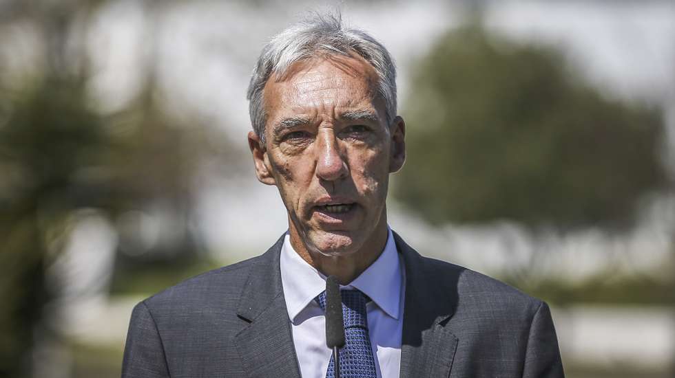 O ministro da Defesa Nacional, João Gomes Cravinho, discursa durante a após ter visitado um bunker nas instalações do Comando Aéreo da Força Aérea Portuguesa, em Lisboa, 24 de março de 2021. RODRIGO ANTUNES/LUSA
