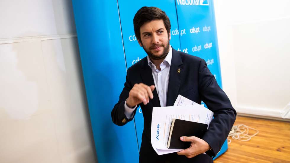 O presidente do CDS-PP, Francisco Rodrigues dos Santos, após falar aos jornalistas na conferência de imprensa no final da reunião do Conselho Nacional do CDS-PP, na sede do partido em Lisboa, 01 de junho de 2021. .JOSE SENA GOULAO/LUSA