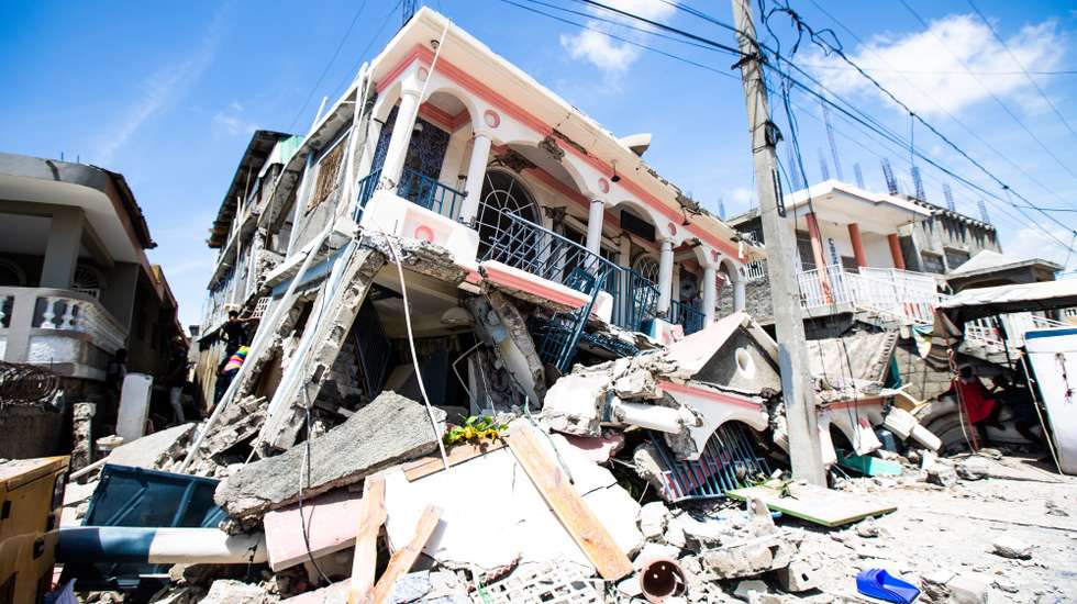 epaselect epa09414114 A view of the damage caused by a 7.2 magnitude earthquake in Los Cayos, Haiti, 14 August 2021. The earthquake struck at 08:29 local time (12.29 GMT) northeast of Saint-Louis du Sud, in southern Haiti, and had a depth of 10 kilometers, according to the United States Geological Survey (USGS).  EPA/Ralph Tedy Erol