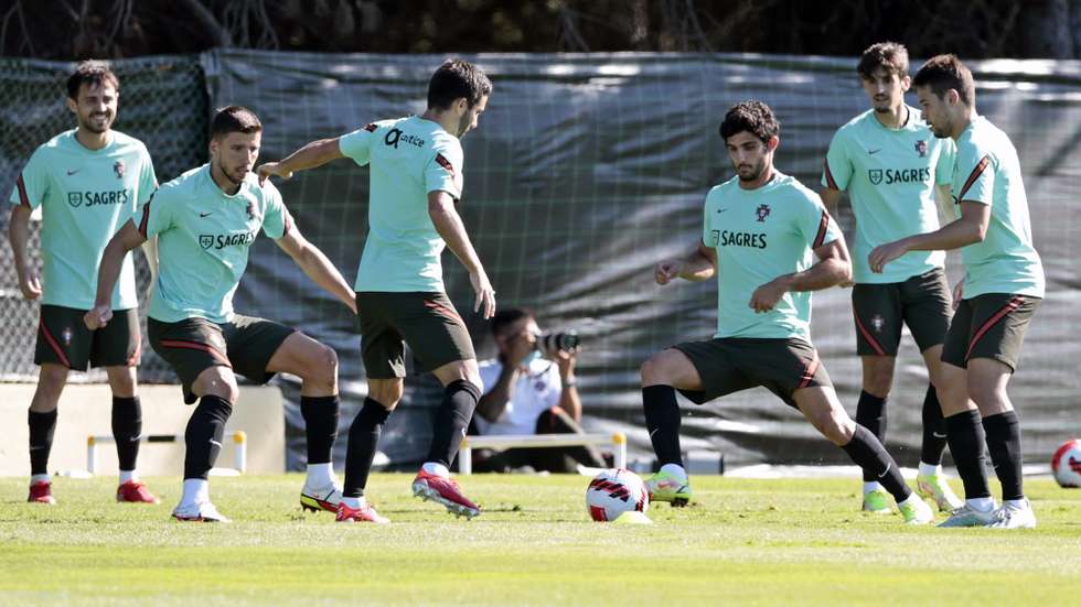 epa09444948 Portuguese national soccer players (L-R) Bernardo Silva, Ruben Dias, Joao Moutinho, Guedes, Trincao and Raphael Guerreiro during a training session of the team in Loule, Portugal, 03 September 2021. Portugal will face Qatar in an international friendly soccer match on 04 September 2021.  EPA/RICARDO NASCIMENTO