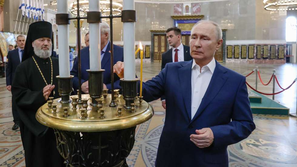 epa10763867 Russian President Vladimir Putin (R)  during his visit with Belarusian President Alexander Lukashenko the Naval Cathedral of St Nicholas in Kronshtadt outside in St. Petersburg, Russia, 23 July 2023. Alexander Lukashenko is on working visit to Russia.  EPA/ALEXANDER DEMYANCHUK / KREMLIN / POOL