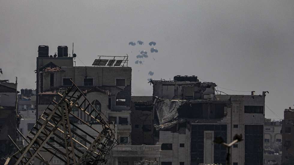 epa12268871 Humanitarian aid is airdropped over the southern part of Gaza City by the United Arab Emirates Army, in Gaza City, 28 July 2025. More than 130 Palestinians, the majority of whom children, have died of malnutrition in the Gaza Strip, the Palestinian Ministry of Health said on 27 July.  EPA/MOHAMMED SABER