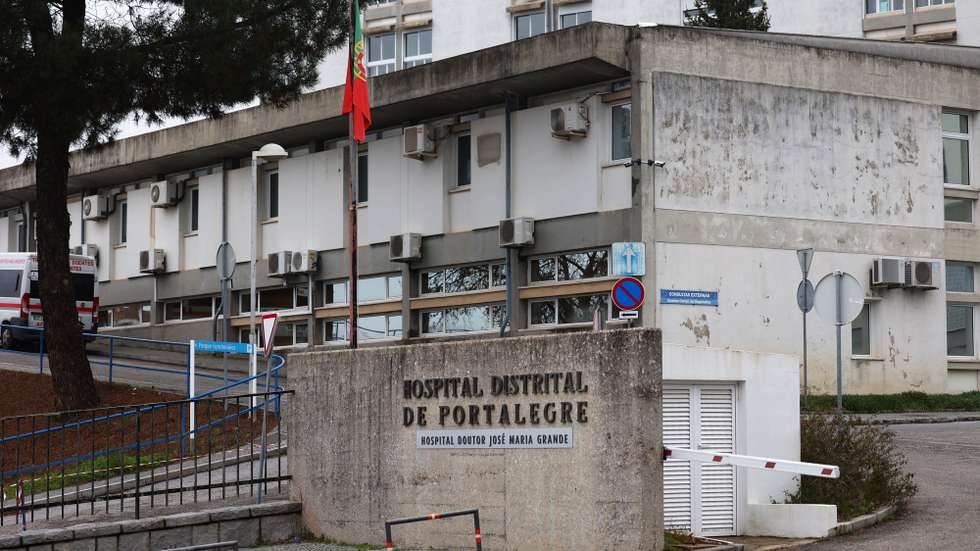 Fachada do edifício principal do Hospital Dr. José Maria Grande, Portalegre