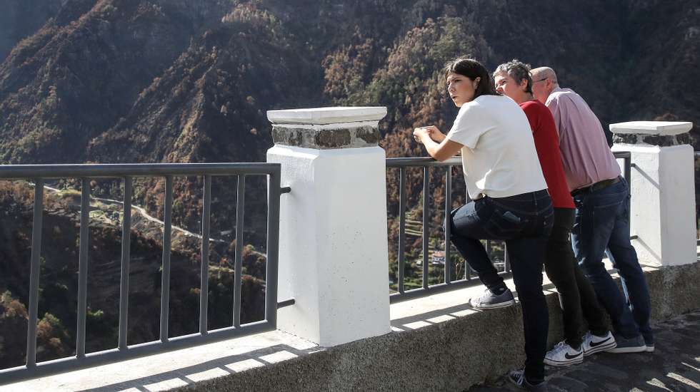 Mariana Mortágua (E), coordenadora do BE (Bloco de Esquerda) acompanhada por Dina Letra (C), coordenadora regional e Roberto Almada (D), esta manhã durante uma visita à Encumeada, na Serra de Água na ilha da Madeira para observar os estragos provocados pelos incêndios recentes, Ribeira Brava, 7 de setembro de 2024, HOMEM DE GOUVEIA/LUSA