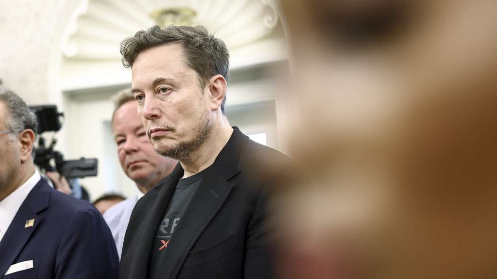 epaselect epa12123481 Businessman Elon Musk (R) listens as US President Donald Trump meets with South Africa’s President Cyril Ramaphosa in the Oval Office of the White House in Washington, DC, USA, 21 May 2025. Ramaphosa’s visit comes one week after Trump claimed there is an on-going genocide in South Africa and granted refugee status to 59 Afrikaners.  EPA/JIM LO SCALZO