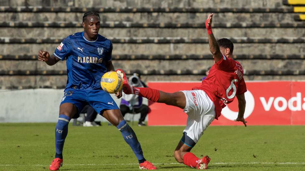 O jogador do Santa Clara, Adriano (D), disputa a bola com o jogador do Famalicão, Ibrahima Ba (E), durante o jogo Primeira Liga de futebol realizado no Estádio de São Miguel, em Ponta Delgada, ilha de São Miguel, Açores, 18 de janeiro de 2026. EDUARDO COSTA/LUSA