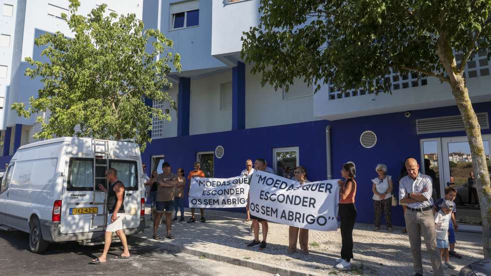 Moradores das ruas Álvares Fagundes e General Justiniano Padrel e envolvente, na freguesia de São Vicente, em Lisboa, manifestam-se contra a intenção da Câmara Municipal de Lisboa de instalar um projeto-piloto de Centro de Pernoita em antigas garagens de dois prédios municipais geridos pela Gebalis e junto a um parque infantil, na Rua Álvares Fagundes, apesar da oposição expressa da comunidade e de uma recomendação formal da Assembleia Municipal de Lisboa para reavaliar a localização de um espaço desta natureza, Lisboa, 30 de junho de 2026.  TIAGO PETINGA/LUSA