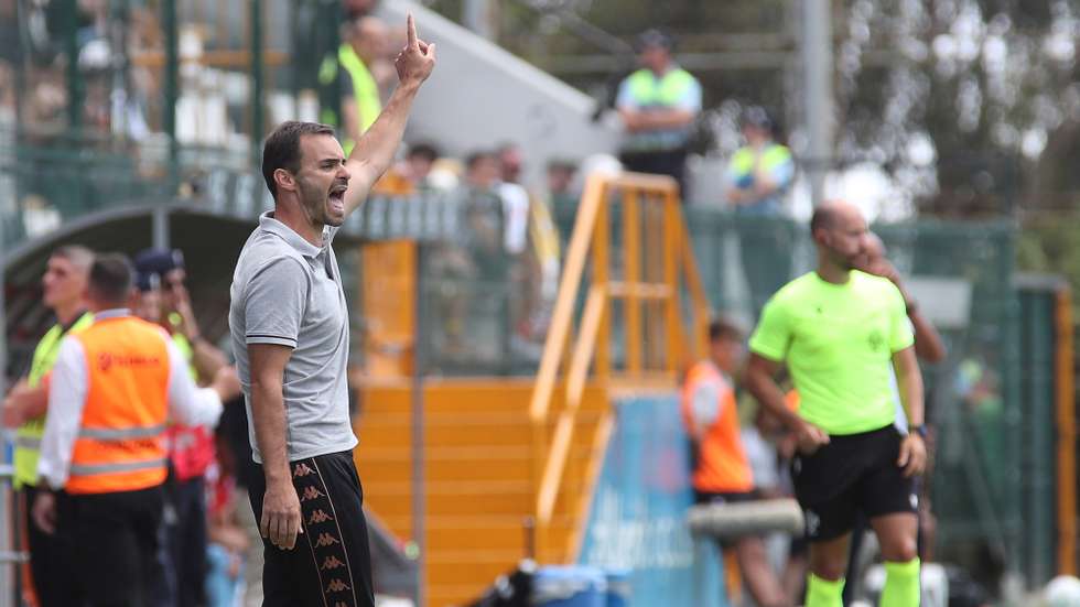 João Gião, treinador do Nacional, durante o encontro frente ao Estrela da Amadora, jogo da Primeira Liga de Futebol realizado no Estádio da Madeira, no Funchal, 30 de agosto de 2026. HOMEM DE GOUVEIA/LUSA