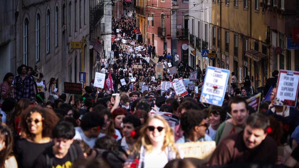 Manifestação Nacional de Estudantes do Ensino Superior organizada por mais de 40 estruturas do Movimento Associativo Estudantil, entre as quais Associações de Estudantes, Associações Académicas, núcleos, grupos académicos, tunas e comissões de residentes, associaram-se ao apelo de luta “24 de Março - Dia Nacional do Estudante, pela gratuitidade, alojamento, democracia, em Lisboa, 24 de março de 2026. RODRIGO ANTUNES/LUSA