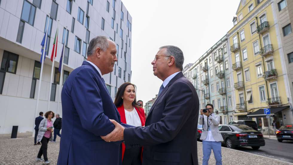 O Presidente da República, António José Seguro (D), acompanhado pela ministra da Justiça, Rita Alarcão Júdice (C), é cumprimentado pelo Diretor Nacional da Policia Judiciária, Carlos Cabreiro (E), à chegada para a cerimónia solene comemorativa do 81.º aniversário da Polícia Judiciária, na sede da PJ, em Lisboa, 20 de outubro de 2026. TIAGO PETINGA/LUSA