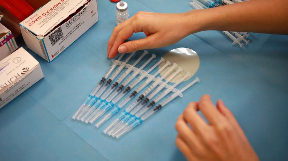 Uma profissional de saúde prepara vacinas para serem administradas no Centro de Vacinação do ACES Porto Ocidental Regimento de Transmissões do Porto, no Porto, 12 de agosto de 2021. O vice-almirante Henrique de Gouveia e Melo, termina uma visita de trabalho de dois dias à Região de Saúde do Norte do país. ESTELA SILVA/LUSA