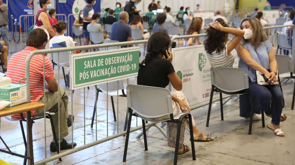 Vários adolescentes residentes na Madeira e no Porto Santo voltaram hoje a ter a oportunidade de serem vacinados contra a covid-19 no Centro de Vacinação do Funchal, sendo esta a primeira região a começar a inocular a partir dos 12 anos. Funchal, Ilha da Madeira, 4 de agosto de 2021. HOMEM DE GOUVEIA/LUSA
