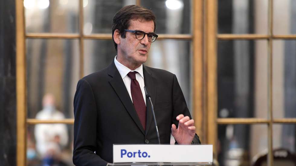 O Presidente da Câmara Municipal do Porto, Rui Moreira, discursa durante a cerimónia de homologação do Acordo de Colaboração no âmbito do Primeiro Direito para o Município do Porto, que decorreu no ediifício da Câmara Municipal, no Porto. 16 de novembro de 2020. FERNANDO VELUDO/LUSA