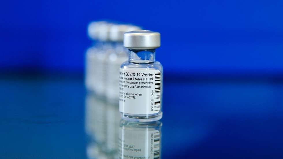 Frascos contendo a vacina para a covid-19 da Pfizer/BioNTech, que foi administrada por técnicas de enfermagem da Unidade de Saúde Familiar de Tornada a 21 utentes e quatro dos oito profissionais do lar Vista da Aldeia, nos Cabreiros, freguesia de Salir de Matos, que superaram um surto que durou entre os dias 12 de dezembro 2020 a 4 de janeiro 2021. Caldas da Rainha, 29 de janeiro de 2021. CARLOS BARROSO/LUSA